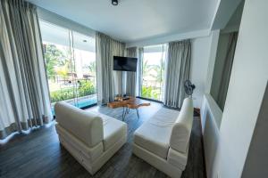 TV a/nebo společenská místnost v ubytování Las Hamacas Hotel