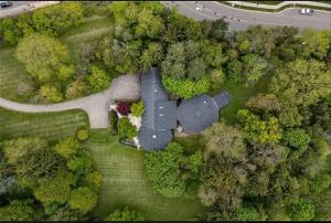 una vista aérea de una casa en medio de un parque en Country living, relax, fun., en Hamilton