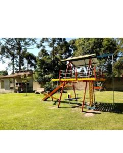 - une aire de jeux avec toboggan dans la cour dans l'établissement Residencial Canela, à Canela