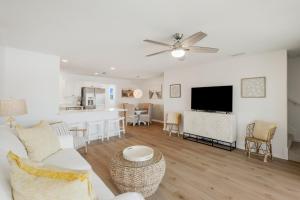 Televisyen dan/atau pusat hiburan di Sand Buckets Unit C, Ocean View Beach Townhouse