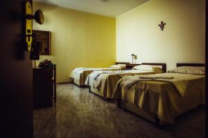 Rúm í herbergi á Terme Di Rapolla