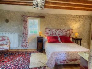 ヴィランドリーにあるGîte Villandry, 4 pièces, 7 personnes - FR-1-381-471のベッドルーム1室(赤い枕のベッド1台、窓付)