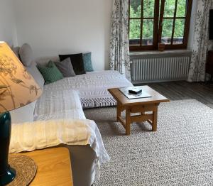 um quarto com 2 camas e uma mesa de centro em Weberhof em Samerberg