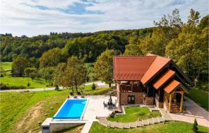 una vista aérea de una casa con piscina en Beautiful Home In Pisarovina With Wi-fi en Lipnica