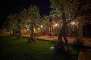 a large tree in front of a house at Borgo Sant'Ambrogio - Resort in Pienza