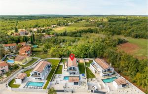 eine Luftansicht eines großen Hauses mit Hof in der Unterkunft Pet Friendly Home In Rebici With Heated Swimming Pool in Rebići