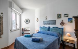 una camera con un letto blu con due cuscini sopra di Mazzaro a Taormina