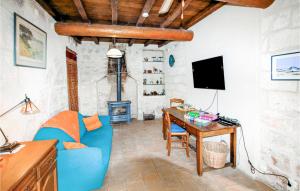 uma sala de estar com um sofá azul e uma mesa em Lovely Home In Graveson With Wi-fi em Graveson