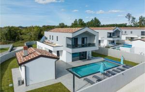 een luchtzicht op een huis met een zwembad bij Cozy Home In Rebici With Outdoor Swimming Pool in Rebići