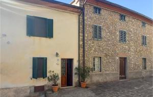Cocciglia的住宿－Nice Home In Limano With House A Mountain View，一座大型石头建筑,上面有绿色百叶窗