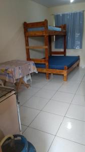 سرير بطابقين أو أسرّة بطابقين في غرفة في Kitnets Recanto Caiobá