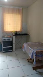 Kjøkken eller kjøkkenkrok på Kitnets Recanto Caiobá