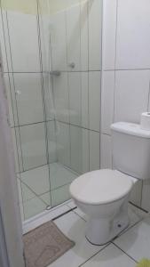 A bathroom at Kitnets Recanto Caiobá