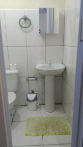 Vonios kambarys apgyvendinimo įstaigoje Kitnets Recanto Caiobá