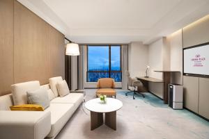 un soggiorno con divano e tavolo di Crowne Plaza Shanghai Jinxiu, an IHG Hotel a Shanghai