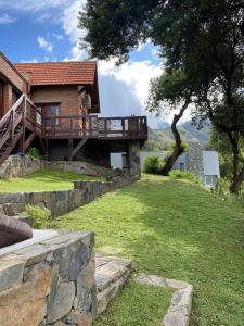 een huis met een terras aan de zijkant bij Lirios del Campo - Chumamaya Merlo SL in Merlo