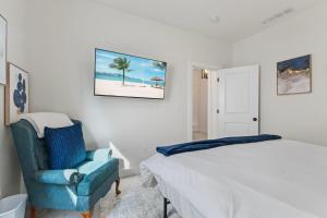 a bedroom with a bed and a blue chair at Workfriendly and near downtown in Jeffersonville