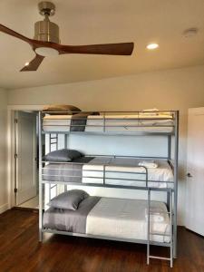 Katil dua tingkat atau katil-katil dua tingkat dalam bilik di Mountain Views + EV charger. Sleeps 8 Great Price!