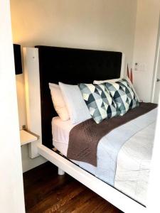 Säng eller sängar i ett rum på Mountain Views + EV charger. Sleeps 8 Great Price!