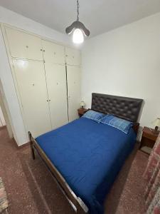 1 dormitorio con 1 cama con edredón azul en SOL Y PLAYA STA en Santa Teresita