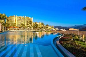 una gran piscina con edificios en el fondo en Beach Front-Ocean Views-Marina Luxury Condo-BVG en Puerto Vallarta