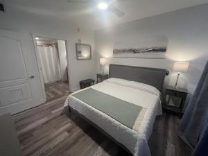 a bedroom with a large bed with a green blanket at Big Pool, stunning Lakeview, Sunrise, Disney # 710 in Orlando