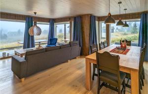 een woonkamer met een bank en een eettafel bij 4 Bedroom Lovely Home In Lillehammer in Lillehammer