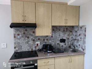 Nhà bếp/bếp nhỏ tại Hill 60 Cottages