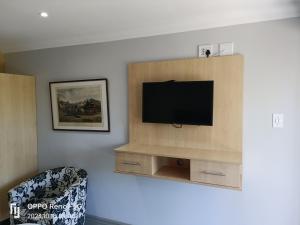 TV/trung tâm giải trí tại Hill 60 Cottages