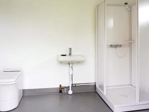 BjörklingeにあるHoliday home Björklingeのバスルーム(洗面台、トイレ付)