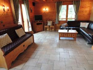 ein Wohnzimmer mit Ledersofas und einem TV in der Unterkunft Chalet au calme avec sauna, proche des pistes, parking - FR-1-598-123 in Les Gets