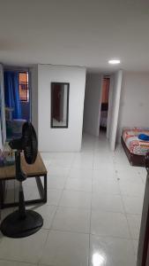 Zimmer mit einem Ventilator auf einem Tisch und einem Bett in der Unterkunft EDIFICIO MENDEZ in Cartagena de Indias