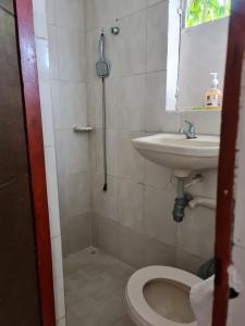 uma casa de banho com um chuveiro, um WC e um lavatório. em EDIFICIO MENDEZ em Cartagena de Indias