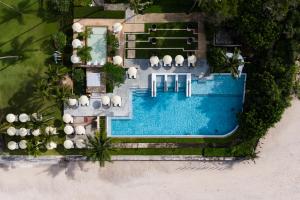 Der Swimmingpool an oder in der Nähe von Apsara Beachfront Resort & Villa - SHA Extra Plus