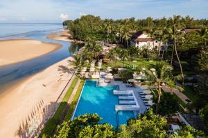 Der Swimmingpool an oder in der Nähe von Apsara Beachfront Resort & Villa - SHA Extra Plus