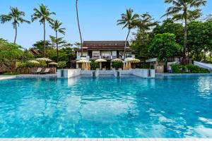 Der Swimmingpool an oder in der Nähe von Apsara Beachfront Resort & Villa - SHA Extra Plus