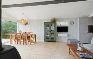 - une cuisine et une salle à manger avec une table et des chaises dans l'établissement Gorgeous Home In Slagelse With Wifi, à Slagelse