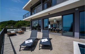 un patio avec des chaises et des tables sur un bâtiment dans l'établissement Villa The View Opatija, à Opatija
