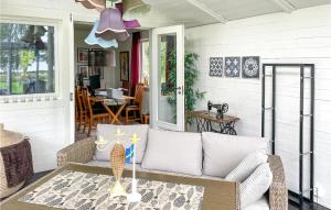 - une terrasse couverte avec un canapé et une table dans l'établissement Stunning Home In Tors With Wi-fi, à Vilsten