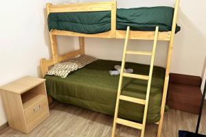 1 dormitorio con litera y escalera en Morada Apartamentos en Tacna
