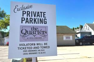 ein Schild vor einem Parkplatz in der Unterkunft The Quarters Suite 1 in Grafton