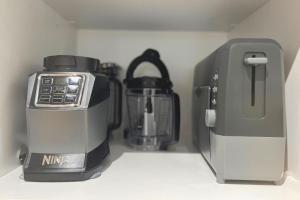 eine Kaffeemaschine und ein Toaster auf der Theke in der Unterkunft The Quarters Suite 1 in Grafton