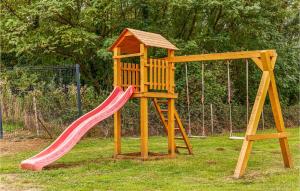 un parque infantil de madera con tobogán y una casa de aves en 2 Bedroom Nice Home In Nova Diklenica en Nova Diklenica