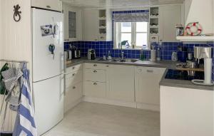 Kuchyň nebo kuchyňský kout v ubytování Beautiful Home In Kyrkesund With Kitchen