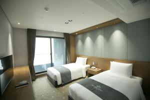 Postel nebo postele na pokoji v ubytování Western Grace Hotel Incheon