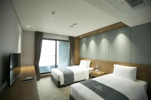 Postel nebo postele na pokoji v ubytování Western Grace Hotel Incheon