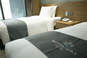 Postel nebo postele na pokoji v ubytování Western Grace Hotel Incheon