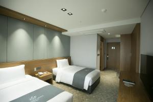 Postel nebo postele na pokoji v ubytování Western Grace Hotel Incheon