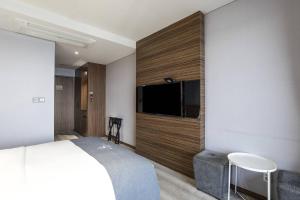 TV a/nebo společenská místnost v ubytování Western Grace Hotel Incheon