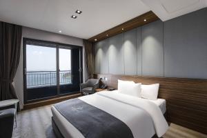 Postel nebo postele na pokoji v ubytování Western Grace Hotel Incheon